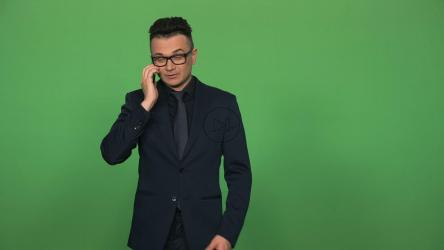 西装眼镜男接电话[4K]