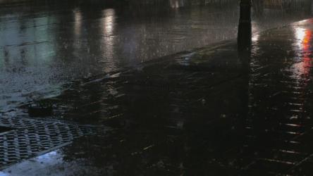 汽车在大雨中行驶[4K]