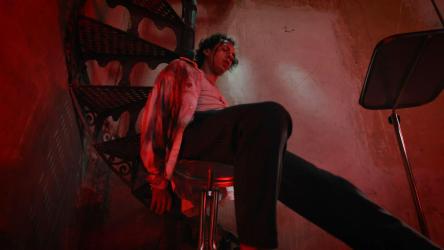 酷刑受害者被锁在椅子上的挣扎[免费商用]