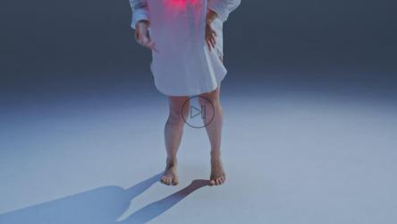 舞者在胸前放着灯光进行概念性舞蹈[免费商用]