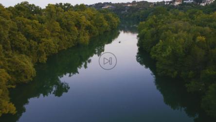 一条大河上空的空中游览[4K免费商用]