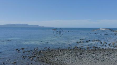 从岩石海滩俯瞰大海和地平线[免费商用]