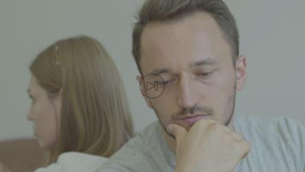 讨厌的男人和女人背对背[免费商用]