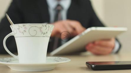 拿着药片喝咖啡的商人[]