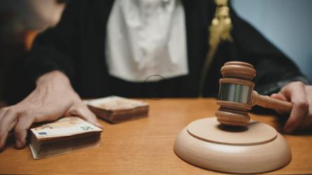 法官在桌子上展示金钱[]