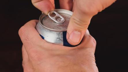 打开一罐啤酒，近距离观察[免费商用]