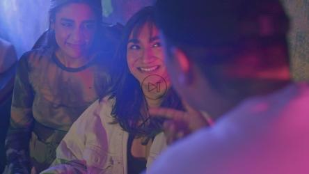 朋友们坐在聚会上聊天[免费商用]