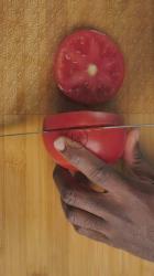 一个男人切西红柿[免费商用竖屏]