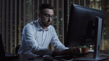 专注的商人深夜工作[4K]