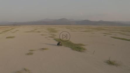 在群山环绕的干旱沙漠中旅行[免费商用]