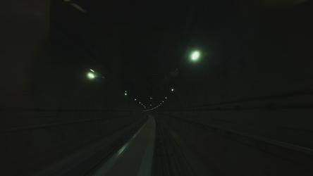 灯光昏暗的地铁隧道[]