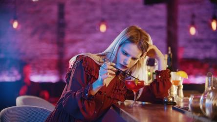 体贴的女人在酒吧里玩她的饮料[4K]