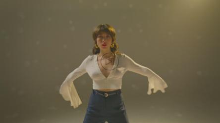 年轻女子跳舞和表演[免费商用]