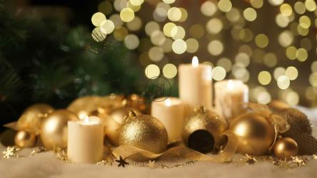 金色圣诞饰品和蜡烛[4K]