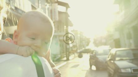 母亲和婴儿在阳光下行走[4K]