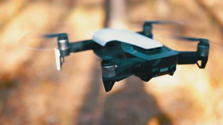 无人机在地面上空慢动作飞行[4K]