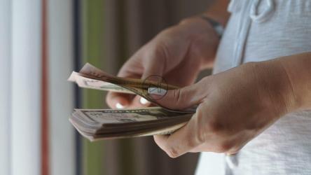 女性手数现金[]