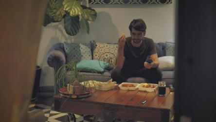 边看电视边吃快餐[4K免费商用]