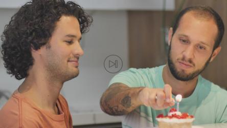 同性恋夫妇庆祝其中一人的生日[免费商用]