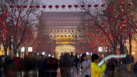 走在中国前门大街上的人们[4K]