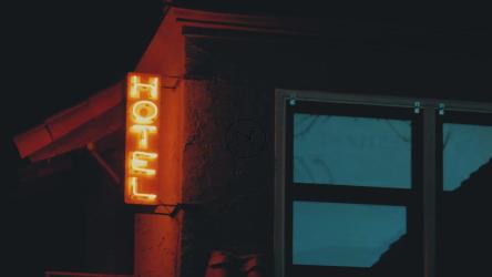 酒店的霓虹灯在黑暗中闪烁[免费商用]