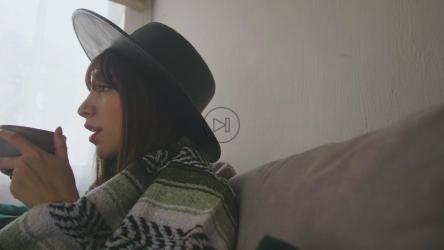 女人在家用马克杯喝水[免费商用]