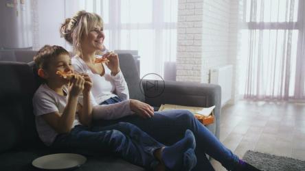 母亲和儿子在看电影时大笑[]