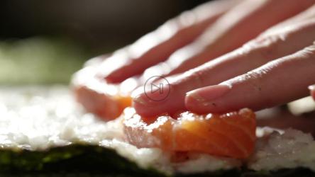 在寿司卷中加入鱼和奶酪[]