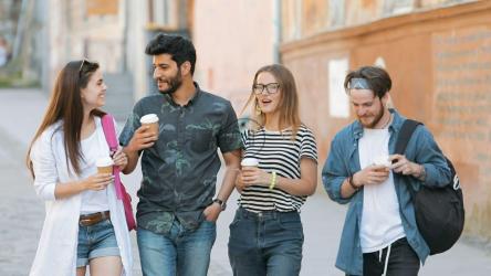 快乐的朋友们在街上聊天[]