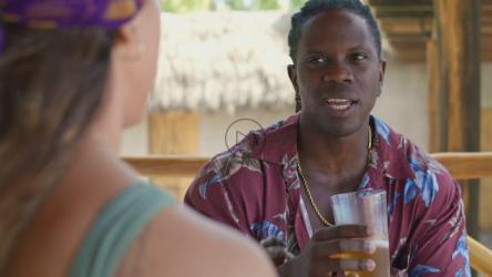 一名男子在海滩上与一名女子聊天的肖像[免费商用]