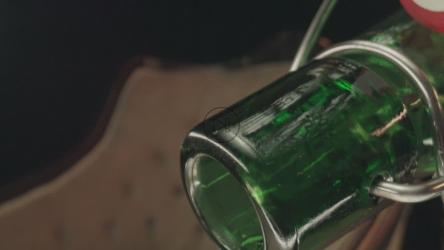 将啤酒倒入玻璃杯时的瓶口[免费商用]