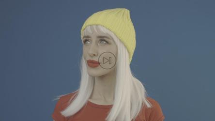 蓝色背景的女孩思考过度[]