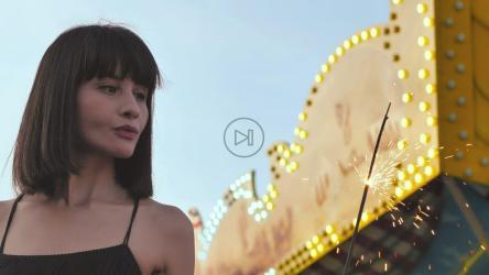 静止不动的女人在看焰火[免费商用]