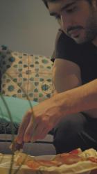 男人边看电视边吃带调料的金块[免费商用竖屏]