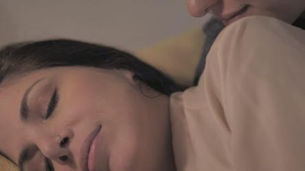 情侣亲吻脸颊[免费商用]