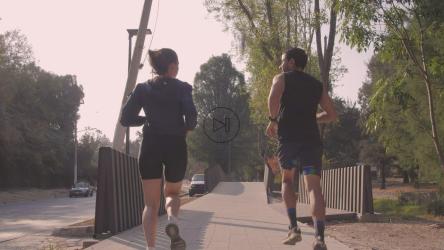 一男一女在城市的公园里慢跑[免费商用]