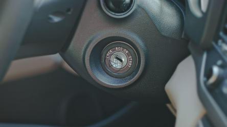 一名男子用钥匙启动汽车的特写[]