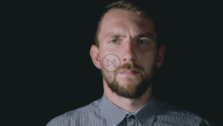 男子将美元钞票揉皱扔掉[4K]