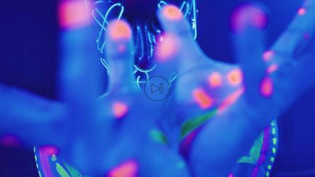 一个戴着面具跳舞的男人的肖像[免费商用]