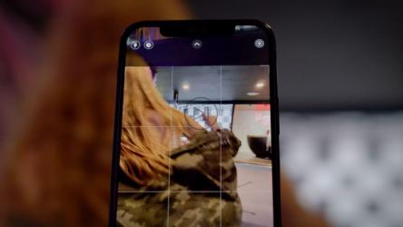 一位快乐的年轻女子走进画廊，欣赏社交媒体照片背景[免费商用]