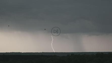 风暴云中的闪电[]