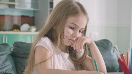 小女孩在做数学作业[免费商用]