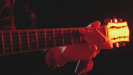 一只手弹吉他的特写[4K]