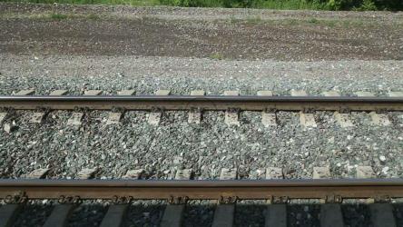 从行驶中的火车上沿着轨道行驶[]