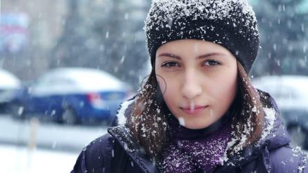 下雪时户外妇女的肖像[]