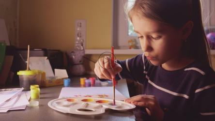 小女孩在家里用水彩作画[4K]