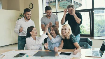 成功达成交易的快乐工作组[]