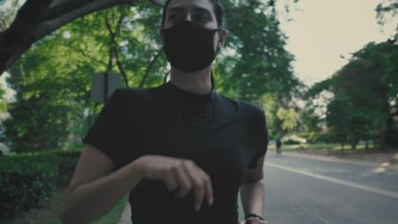 年轻女子戴着口罩在街上奔跑[免费商用]