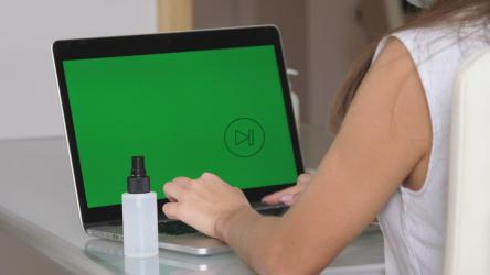 使用笔记本电脑前使用洗手液[4K]