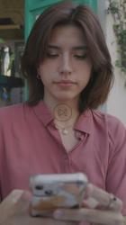 女人在手机上打字[免费商用竖屏]